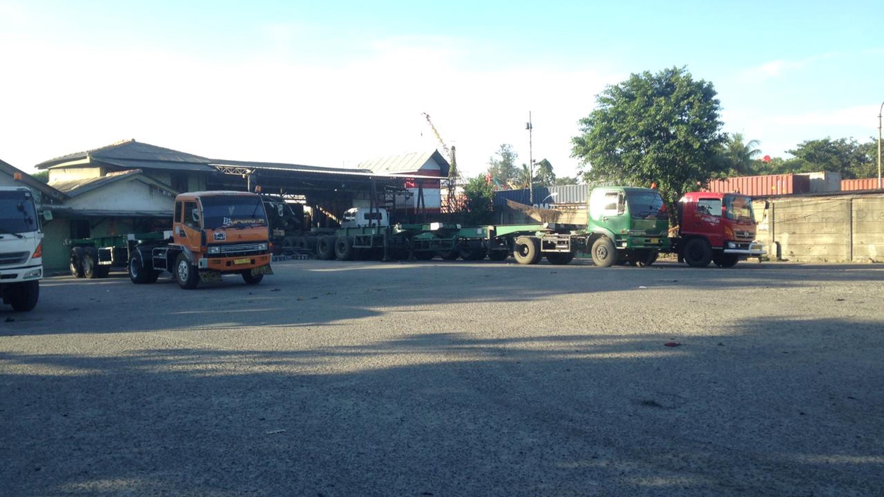 Lapangan parkir kendaraan besar sudah dicor beton langsung pakai ...