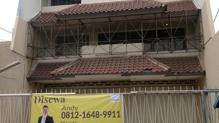 Kantor 3 lantai Pucang Anom