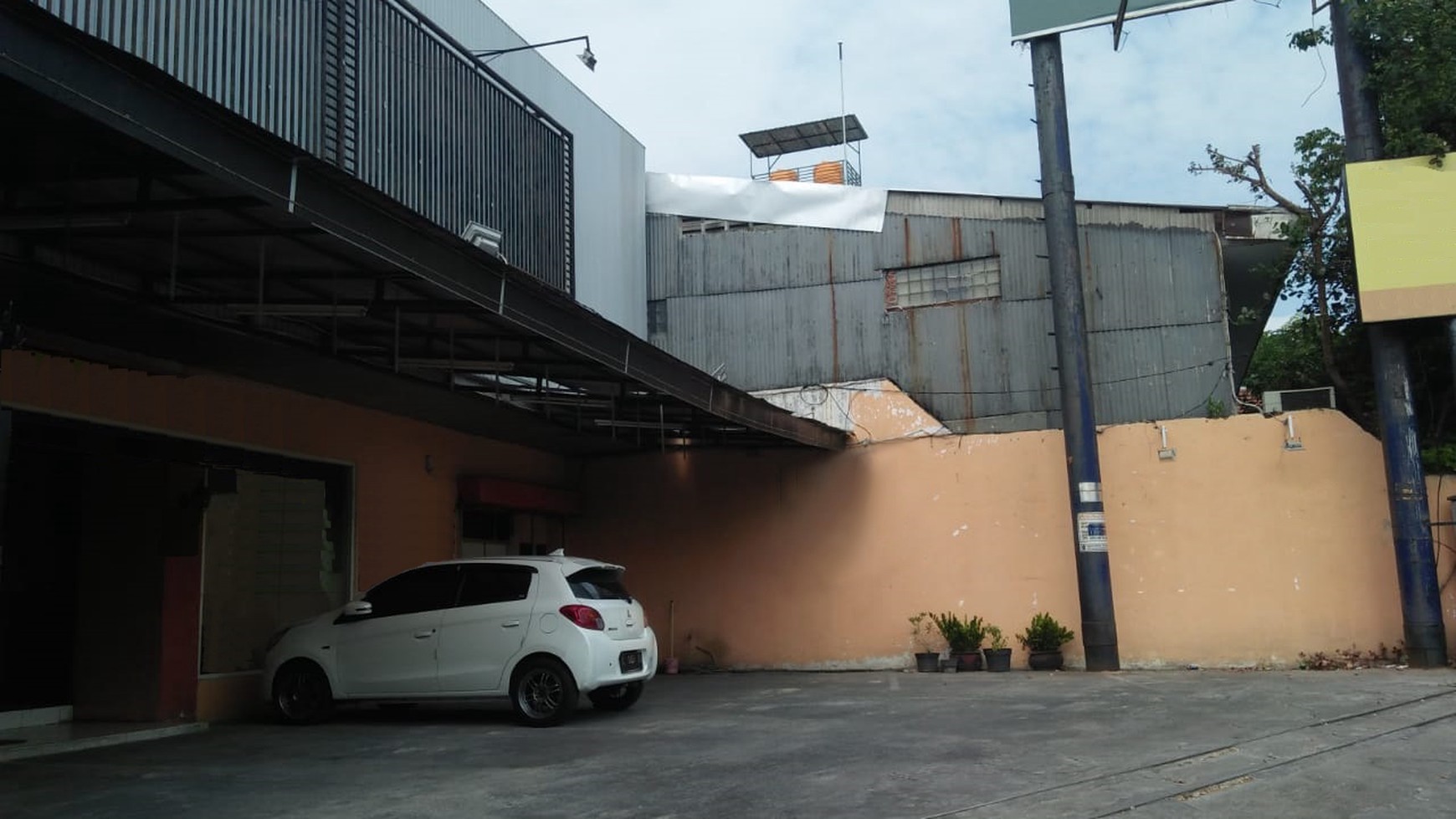 Rumah Usaha Strategis Jalan Indragiri