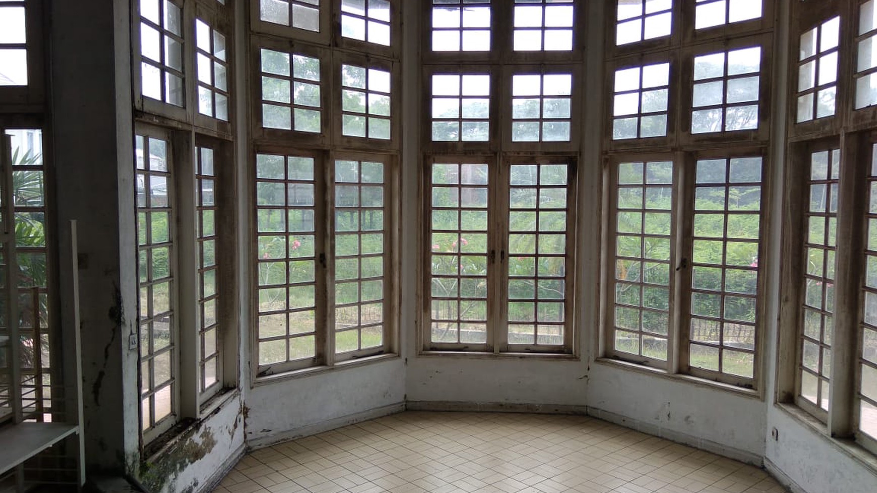 Rumah lama terawat hitung tanah harga murah di Cibubur, Harjamukti, Depok, Jawa Barat.