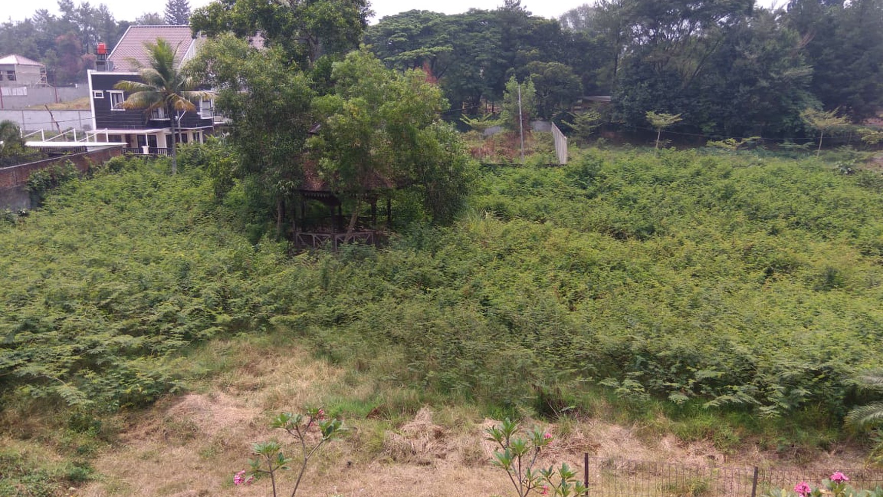 Rumah lama terawat hitung tanah harga murah di Cibubur, Harjamukti, Depok, Jawa Barat.