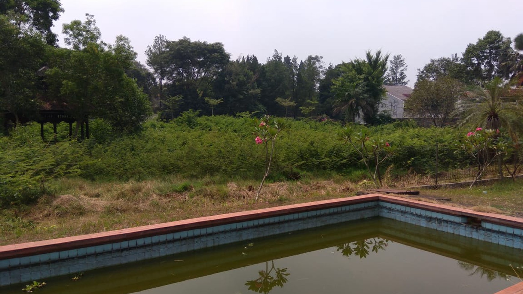 Rumah lama terawat hitung tanah harga murah di Cibubur, Harjamukti, Depok, Jawa Barat.