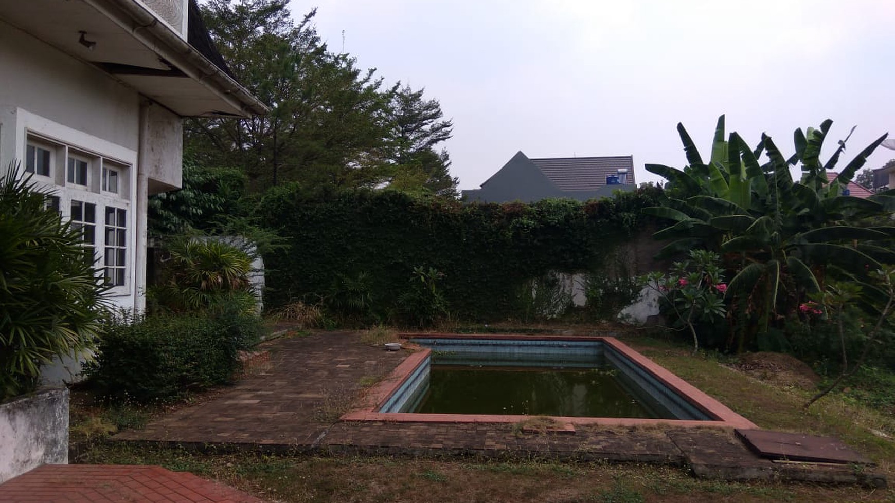 Rumah lama terawat hitung tanah harga murah di Cibubur, Harjamukti, Depok, Jawa Barat.