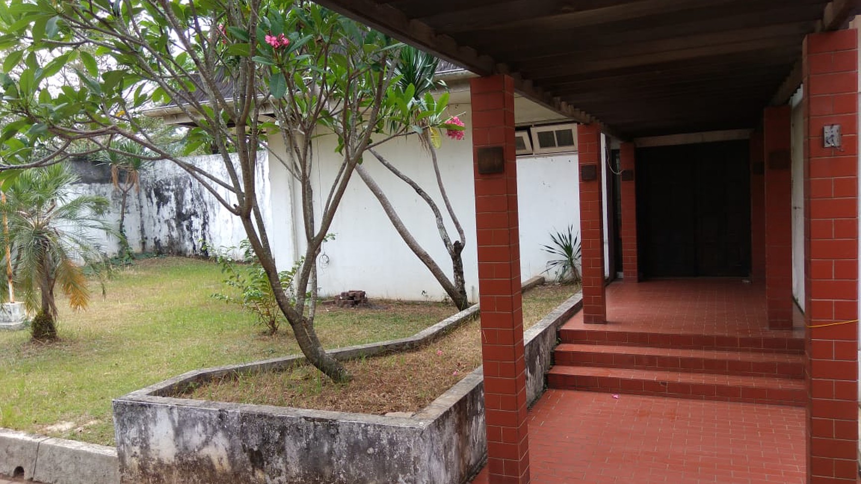 Rumah lama terawat hitung tanah harga murah di Cibubur, Harjamukti, Depok, Jawa Barat.