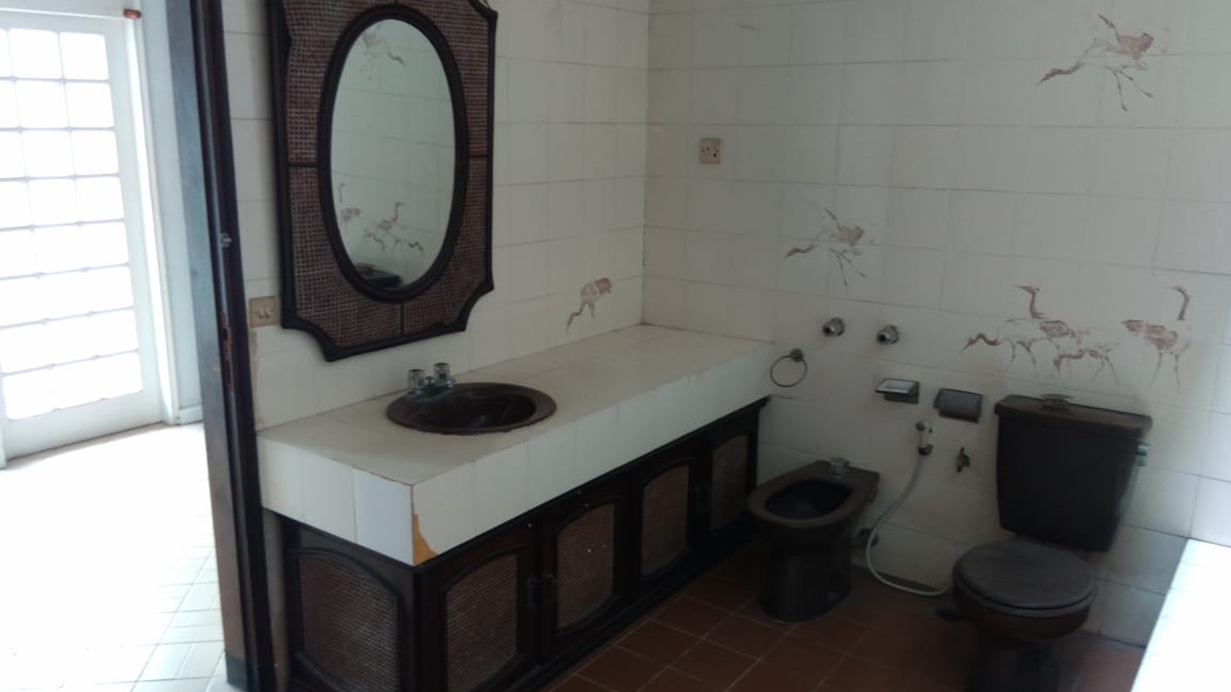 Rumah lama terawat hitung tanah harga murah di Cibubur, Harjamukti, Depok, Jawa Barat.