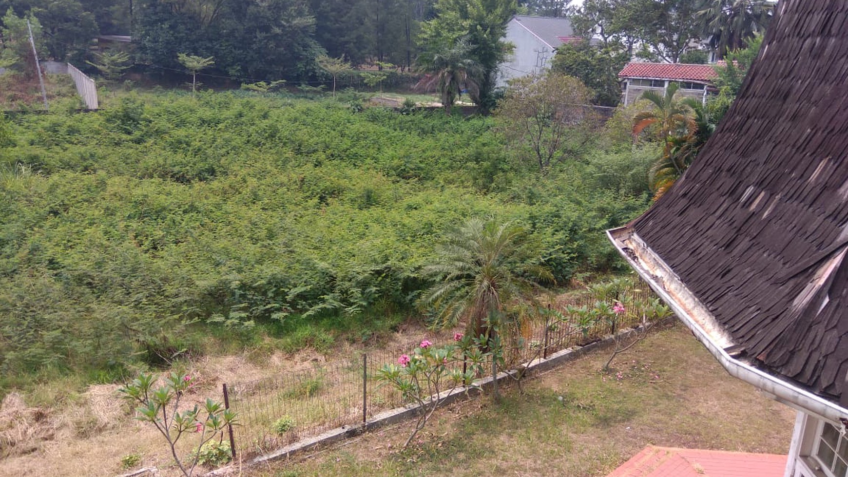 Rumah lama terawat hitung tanah harga murah di Cibubur, Harjamukti, Depok, Jawa Barat.