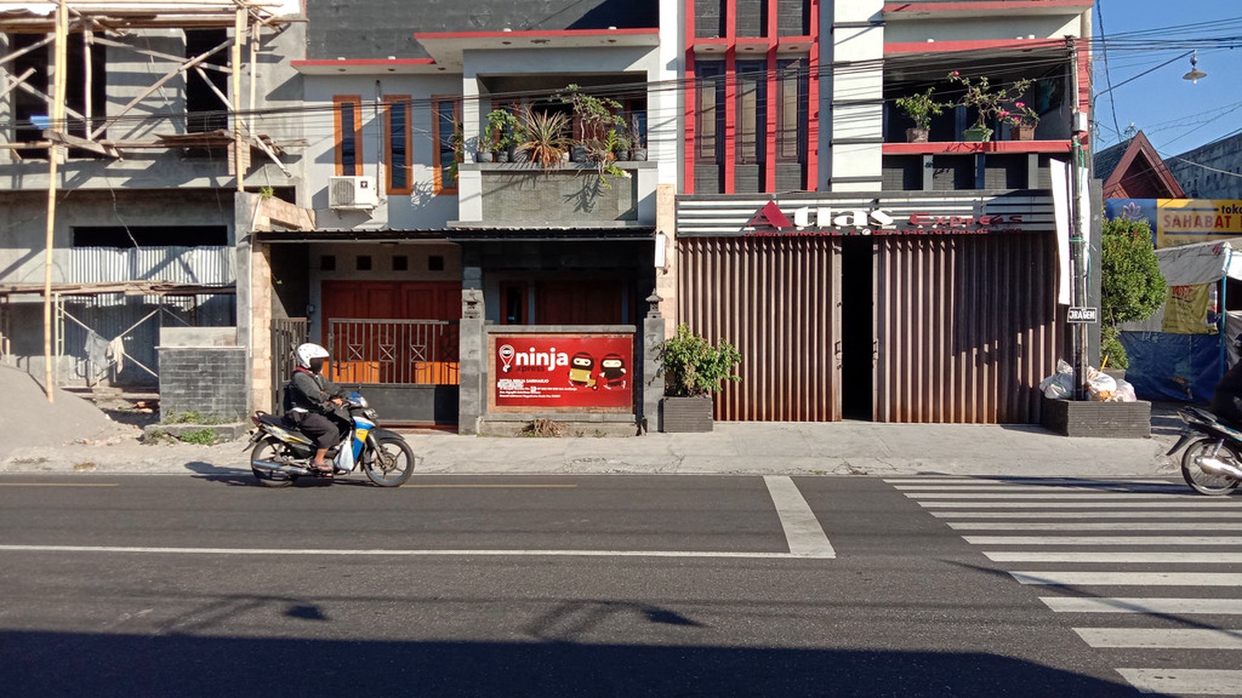 RUMAH TINGGAL DISEWAKAN 300 METER DARI SIMPANG 4 RINGROAD MONJALI.