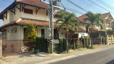RUMAH DESAIN SEMI KLASIK+FURNISH, DENGAN HALAMAN LUAS,MAGUWOHARJO.