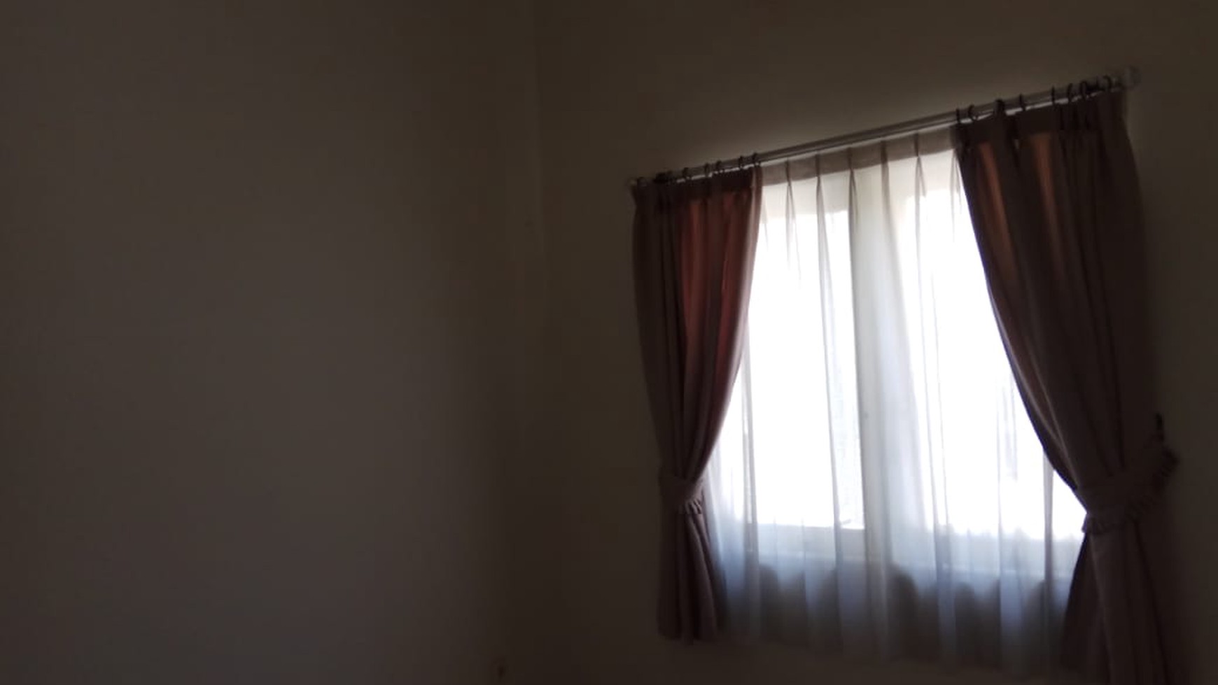 Disewakan Rumah Di JL. Beryl Timur Gading serpong Tangerang Selatan