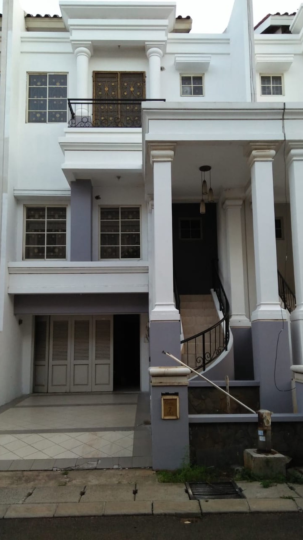 Rumah 3 Lantai siap huni di Gading Grande Jakarta - Utara