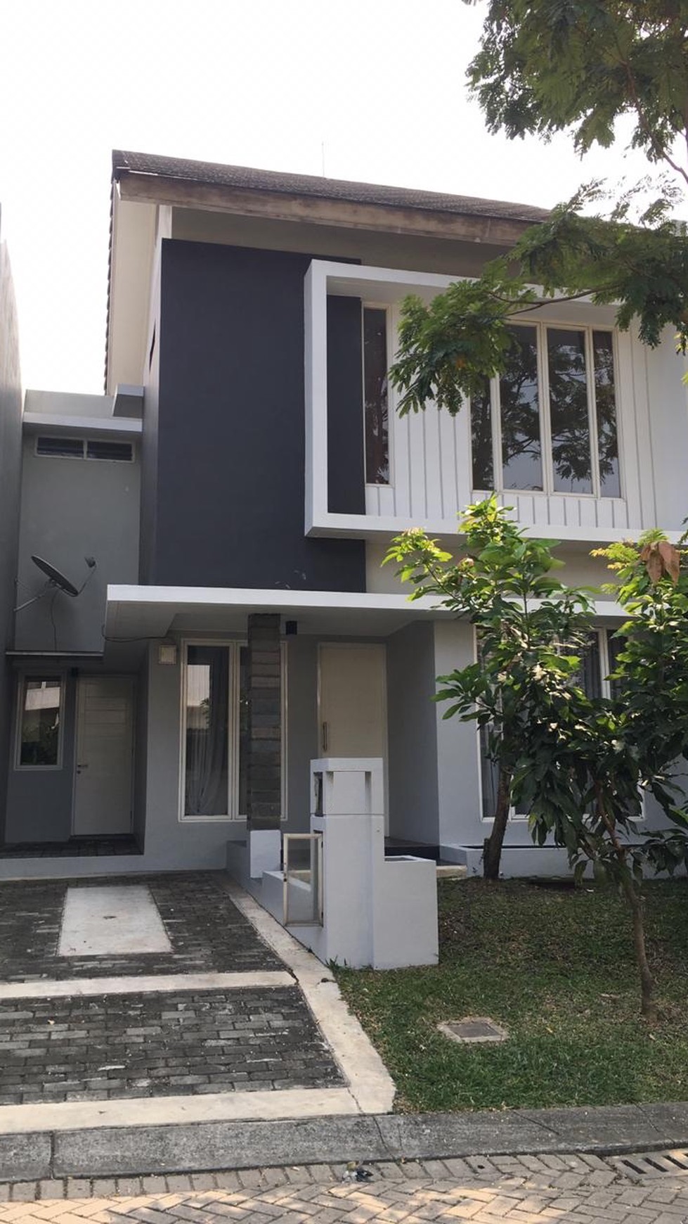 Rumah standar 2 lantai,semi furnished di Sektor 9