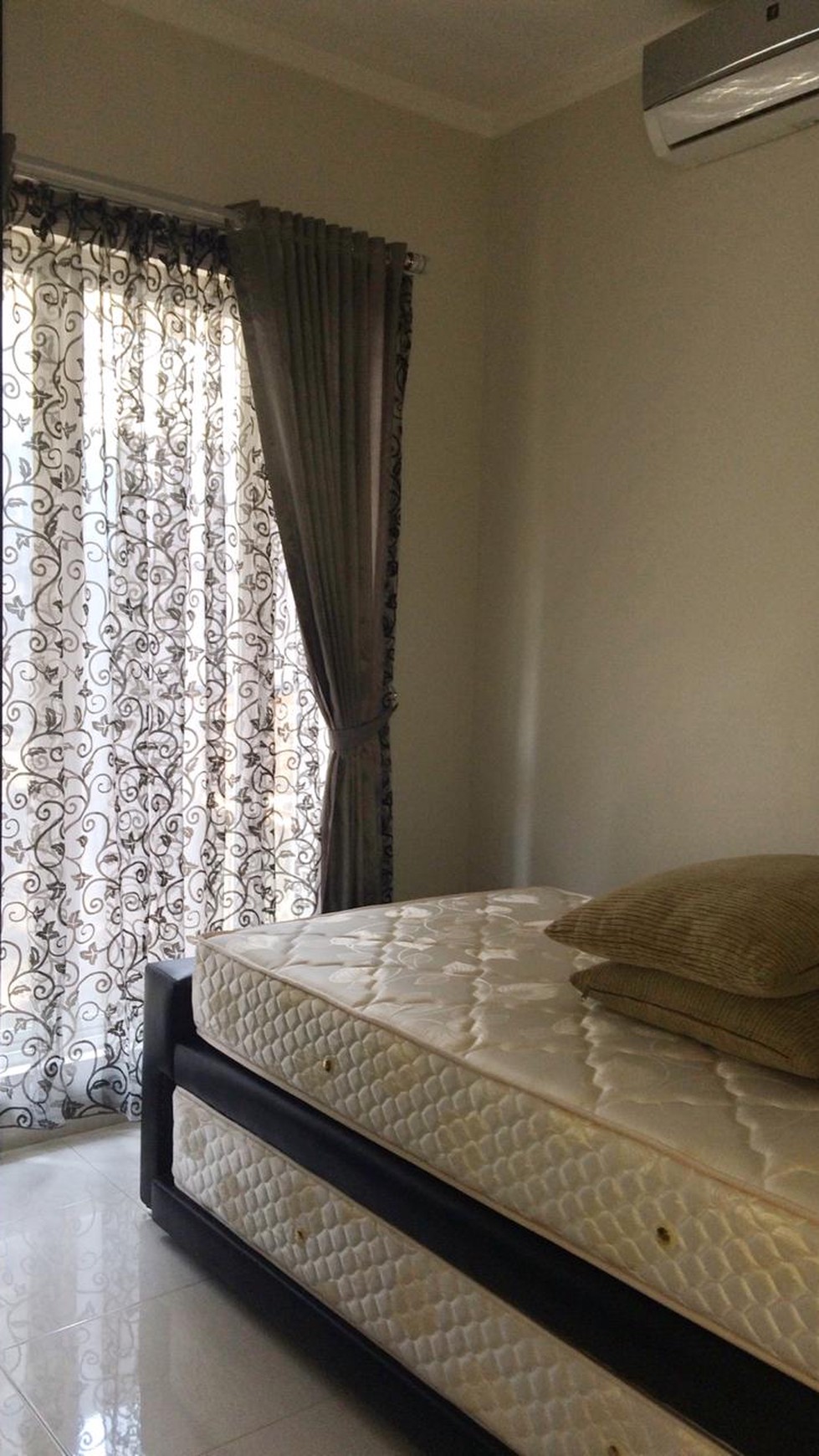 Rumah standar 2 lantai,semi furnished di Sektor 9