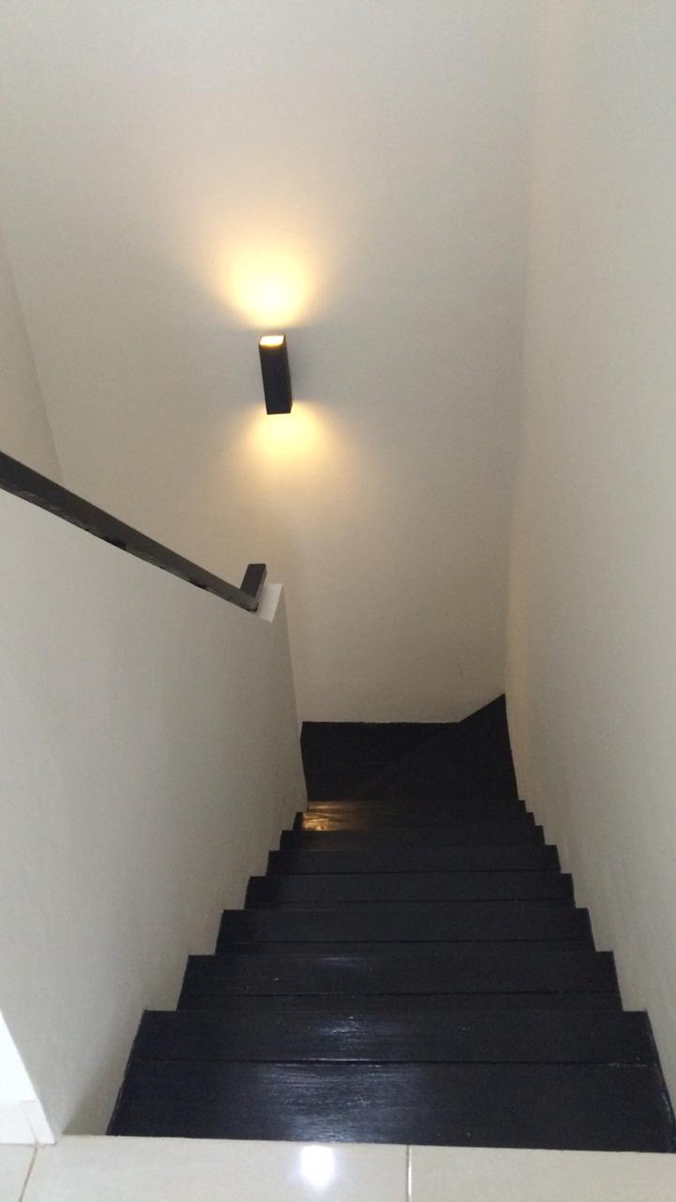 Rumah standar 2 lantai,semi furnished di Sektor 9