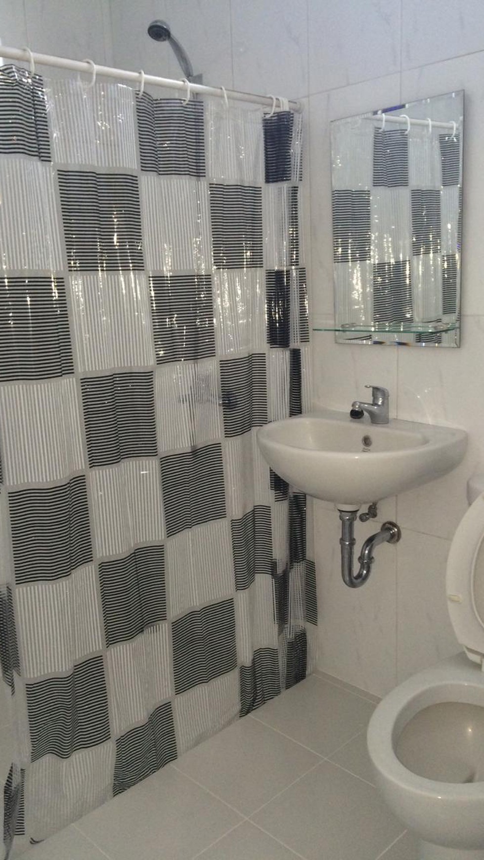 Rumah standar 2 lantai,semi furnished di Sektor 9