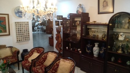 Rumah Luas Depan Taman Dalam Komplek