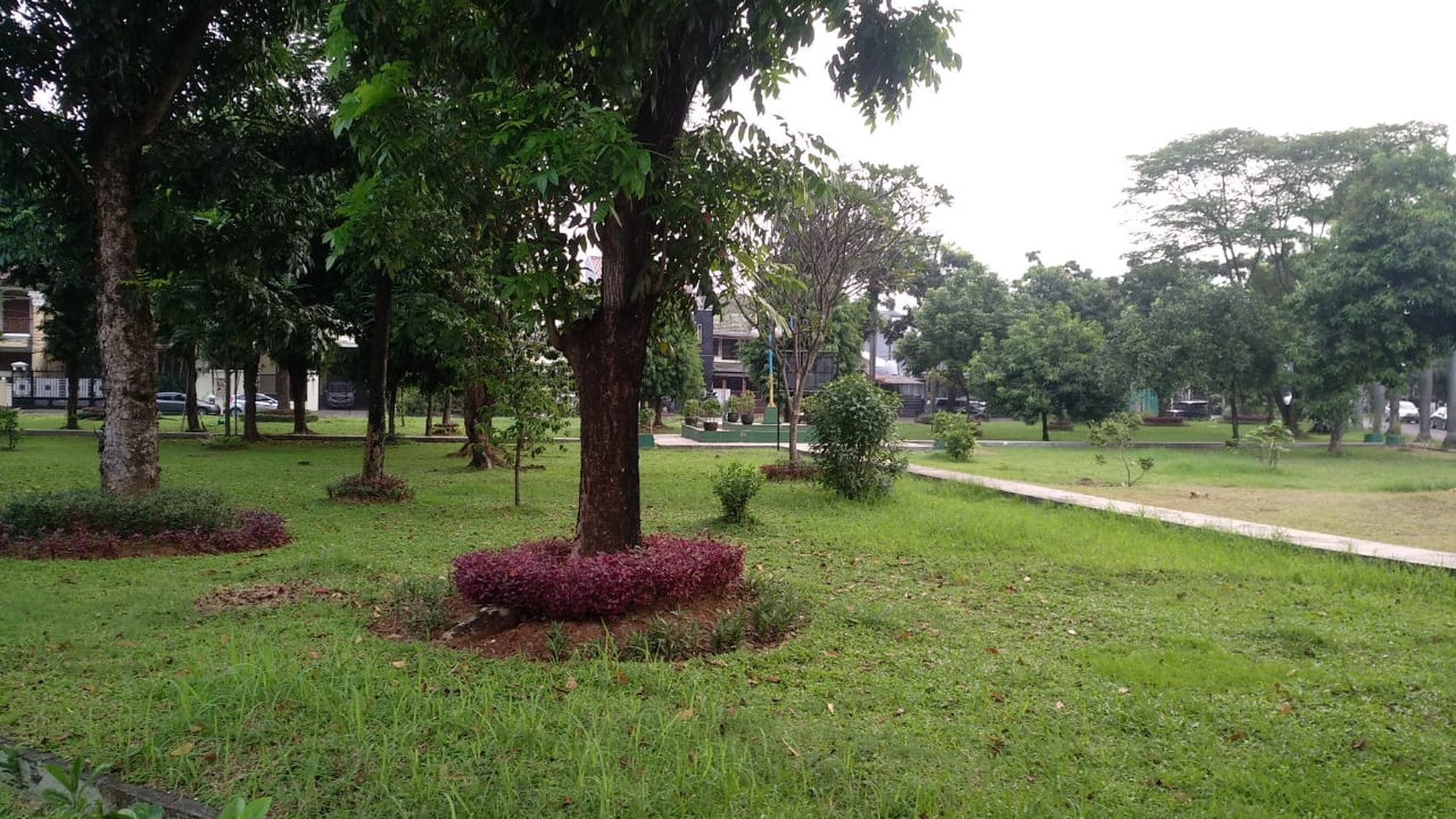 Rumah Luas Depan Taman Dalam Komplek