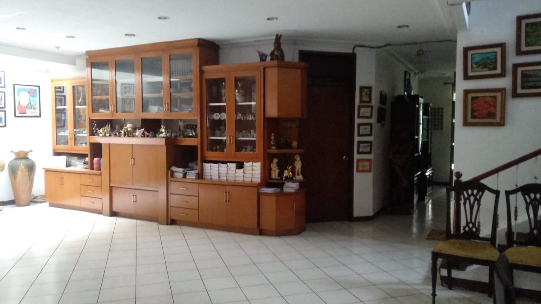 Rumah Luas Depan Taman Dalam Komplek