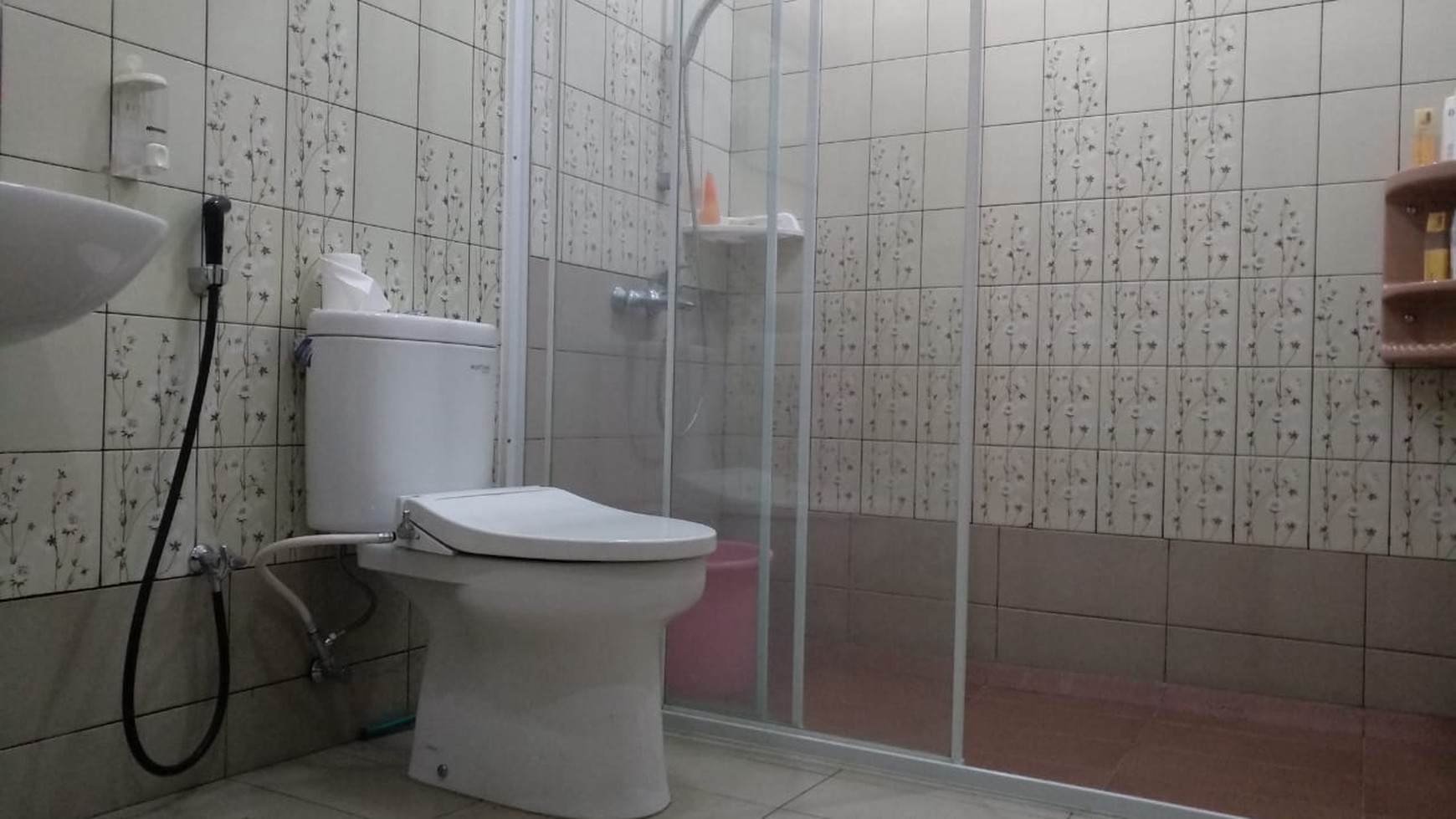 Rumah Luas Depan Taman Dalam Komplek