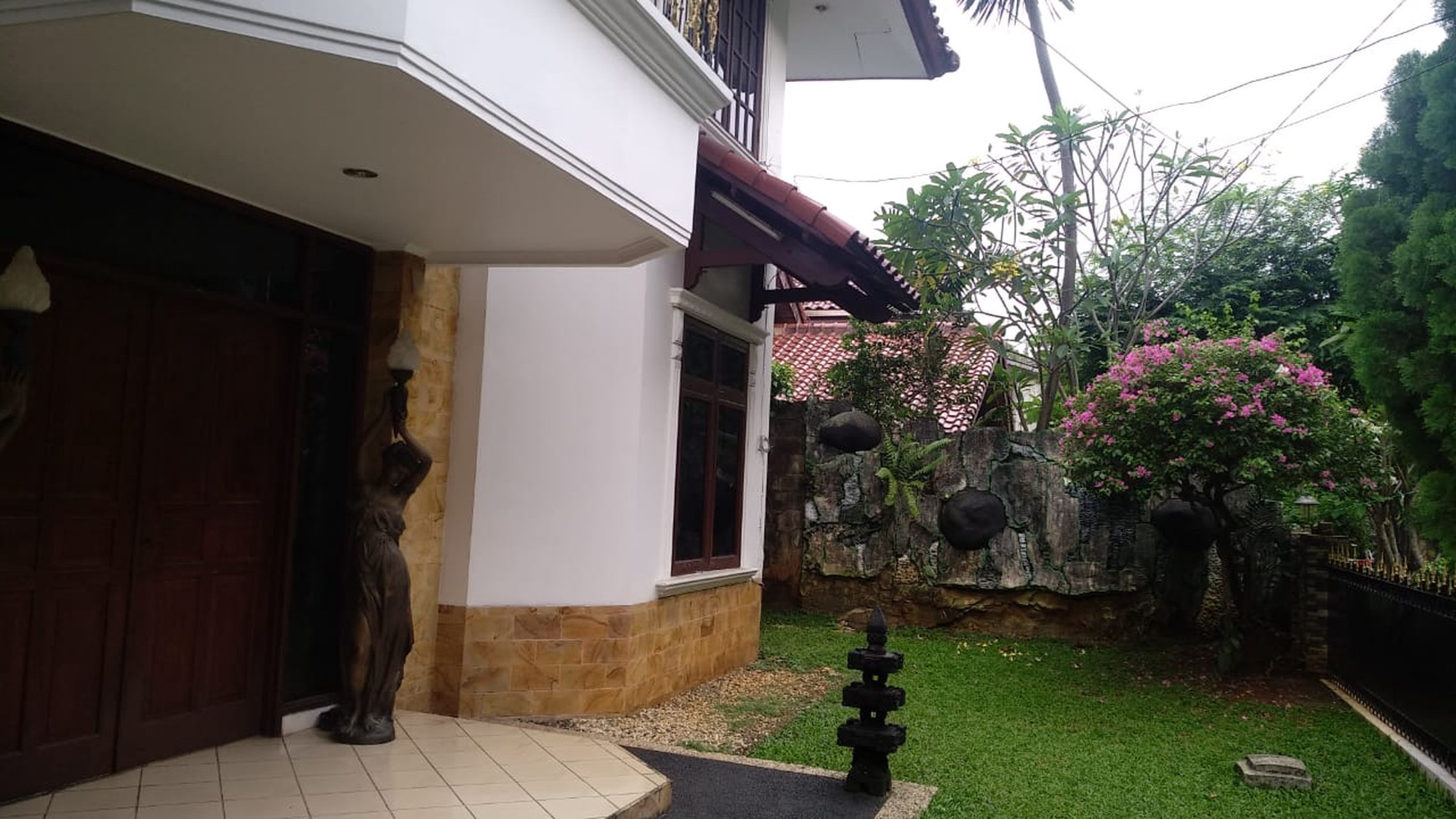 Rumah Luas Depan Taman Dalam Komplek