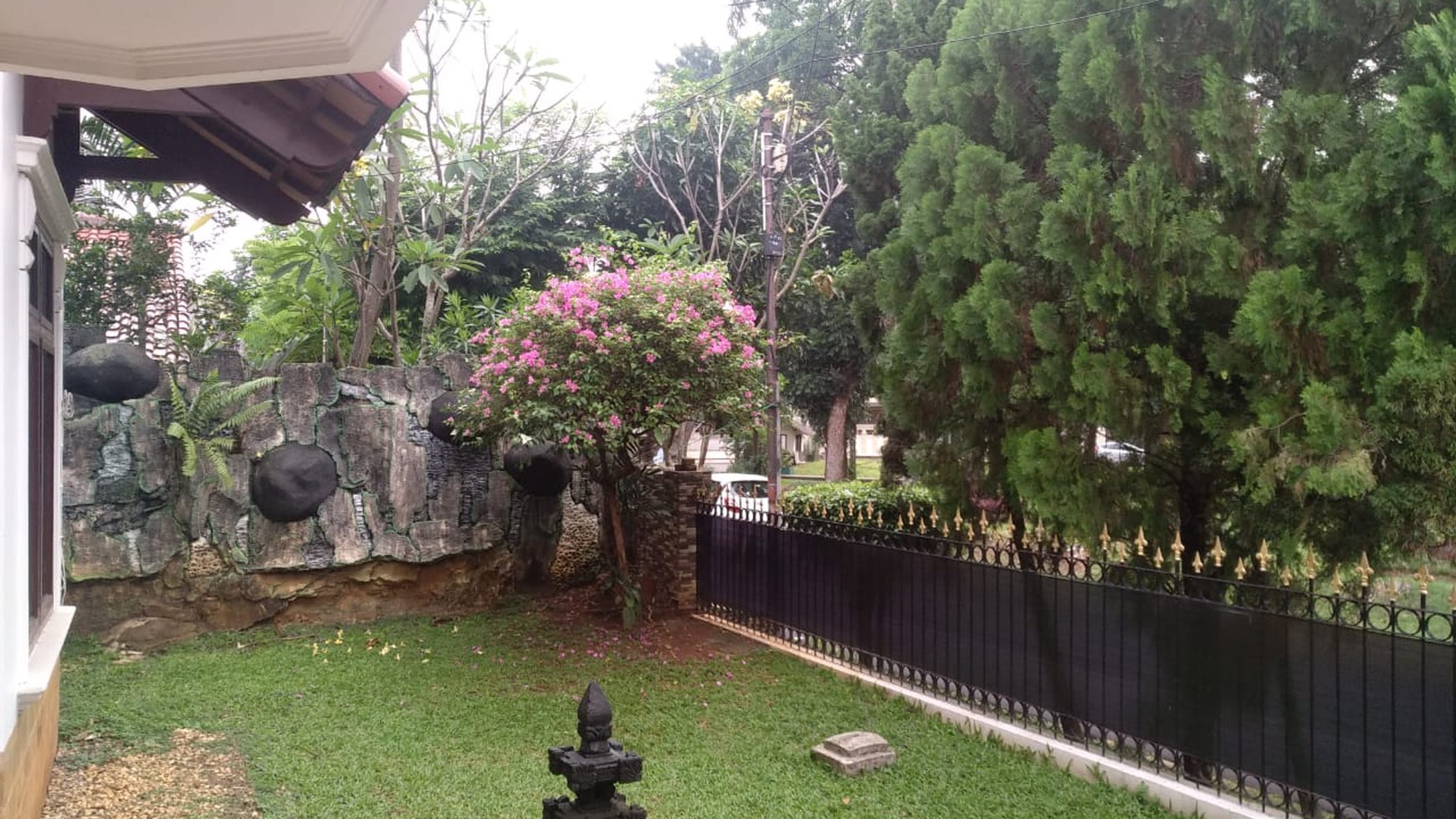 Rumah Luas Depan Taman Dalam Komplek