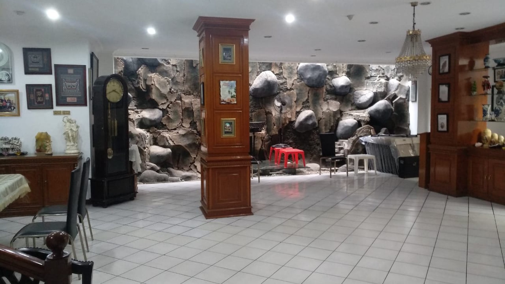 Rumah Luas Depan Taman Dalam Komplek