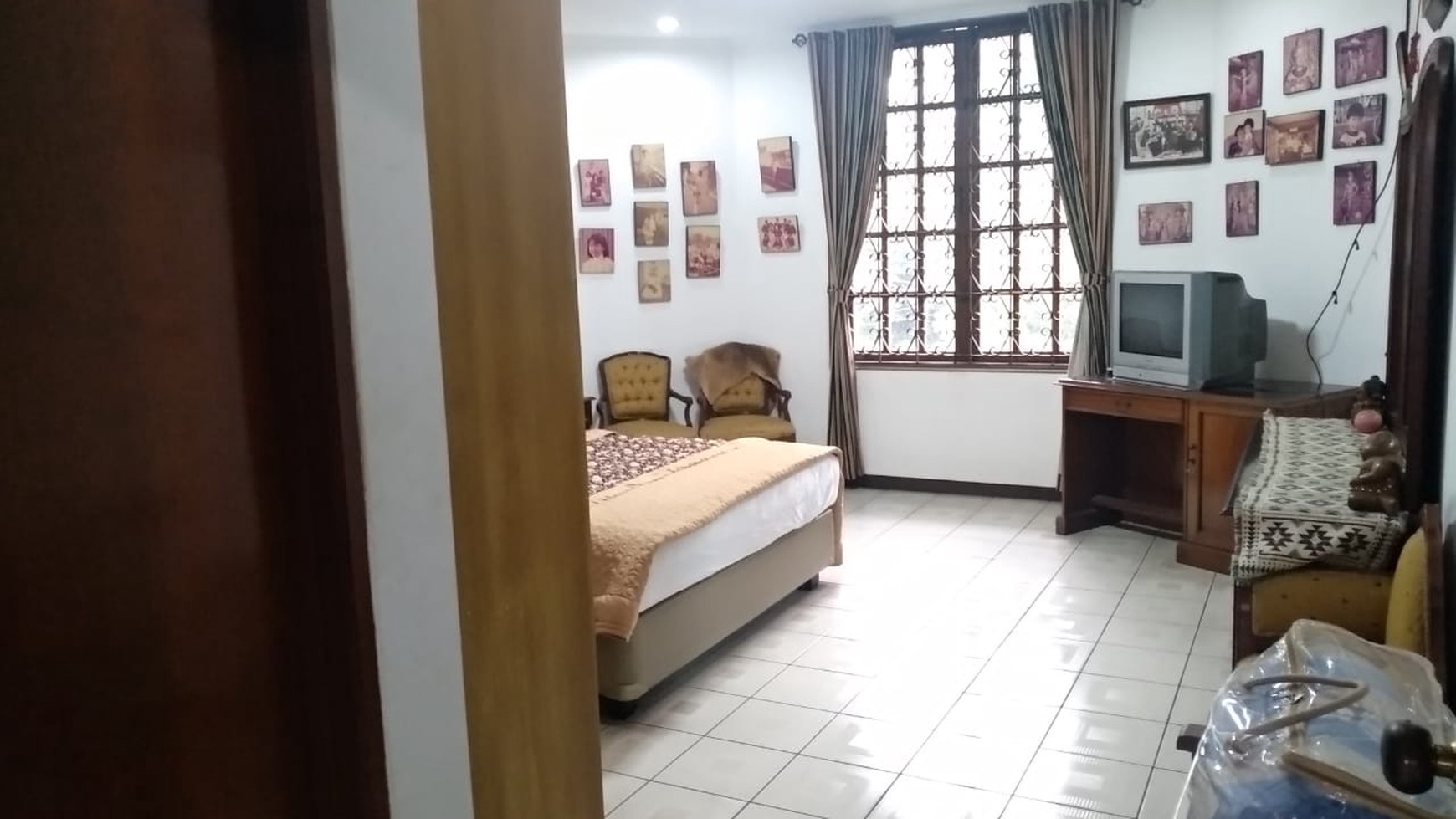 Rumah Luas Depan Taman Dalam Komplek