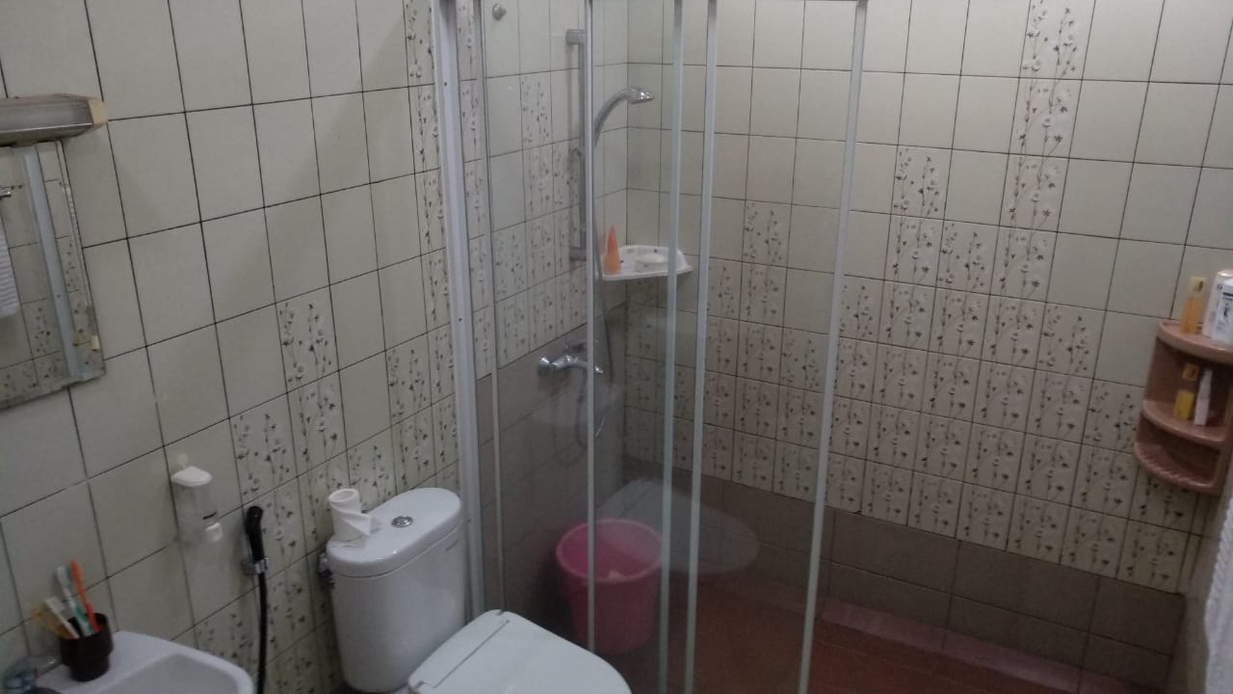 Rumah Luas Depan Taman Dalam Komplek