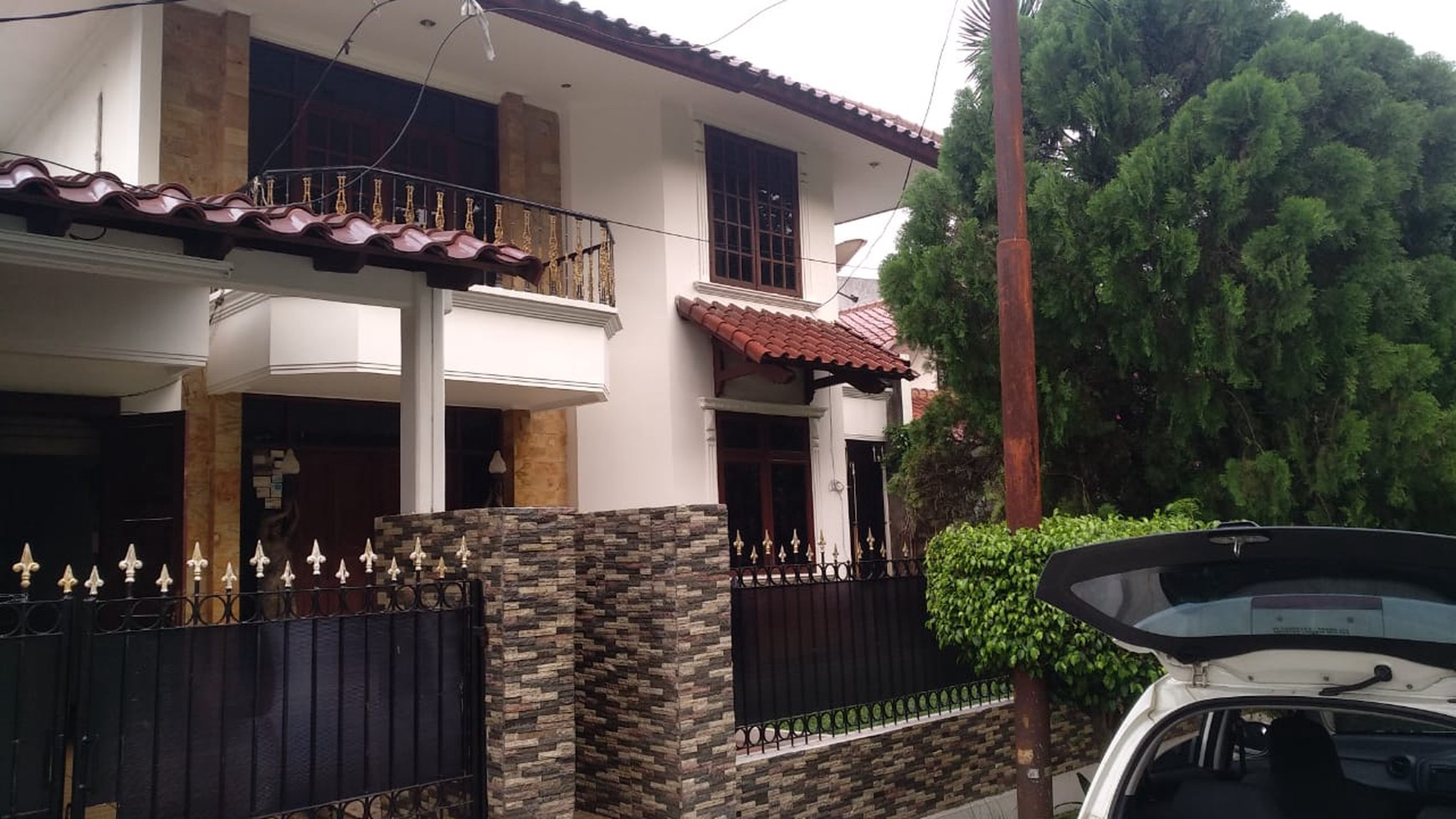 Rumah Luas Depan Taman Dalam Komplek