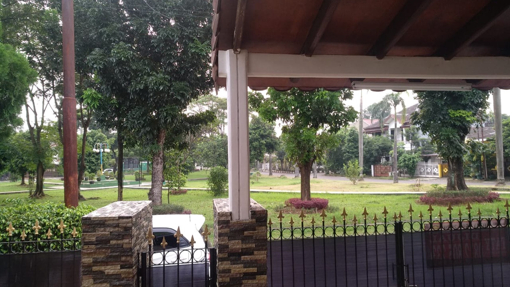 Rumah Luas Depan Taman Dalam Komplek