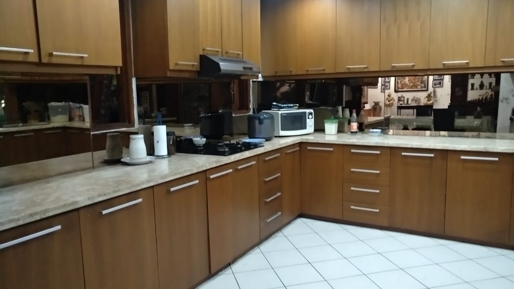 Rumah Luas Depan Taman Dalam Komplek