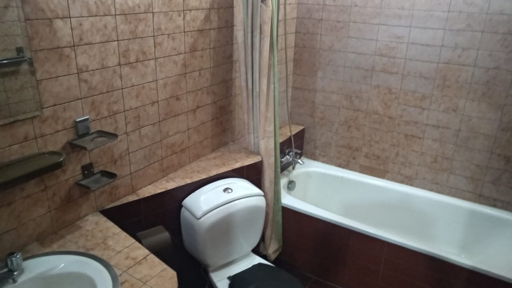 Rumah Luas Depan Taman Dalam Komplek