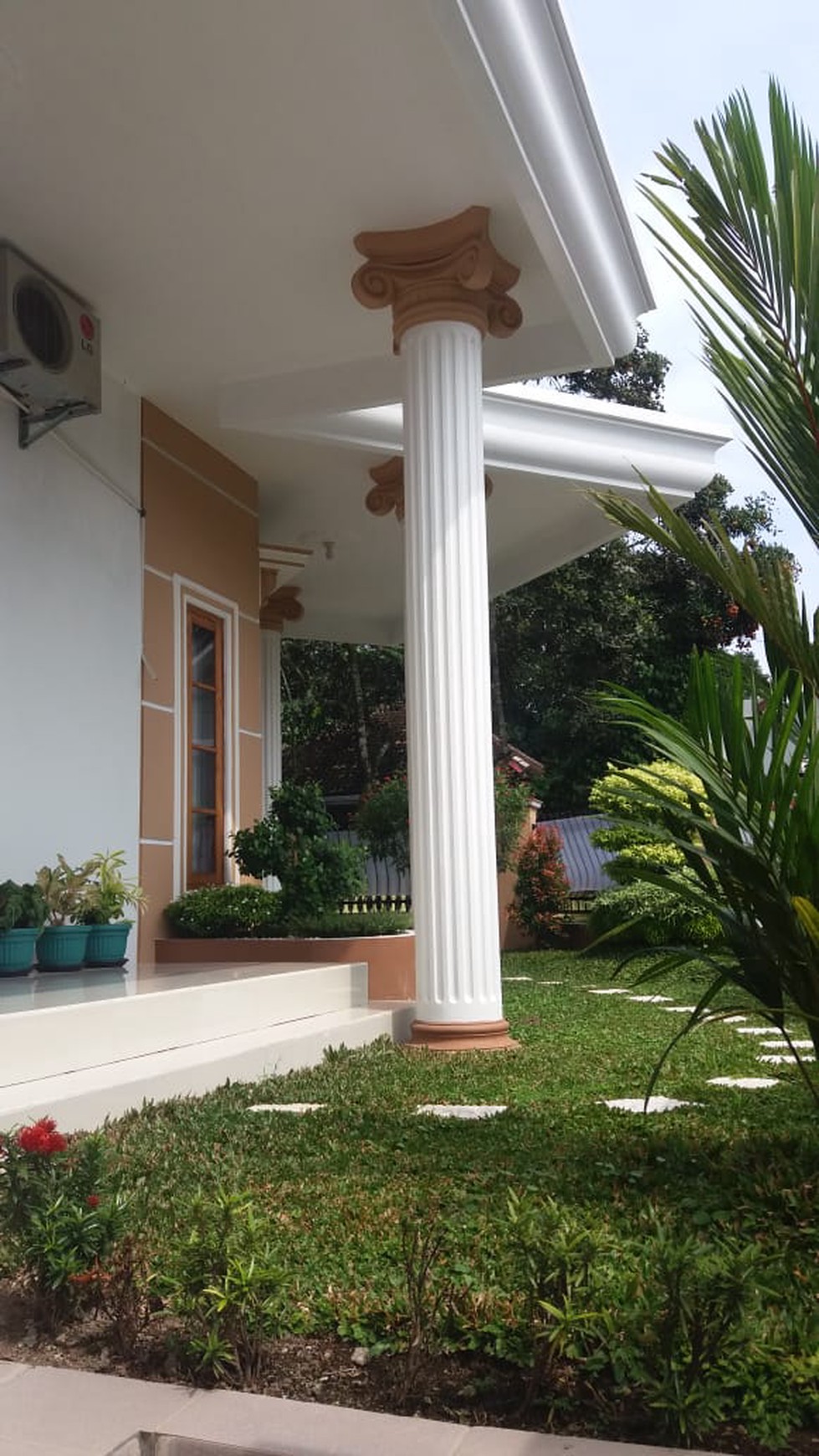 RUMAH MEWAH CLASIC MODERN POSISI HOOK, DI JL RANDUSARI, KALASAN.