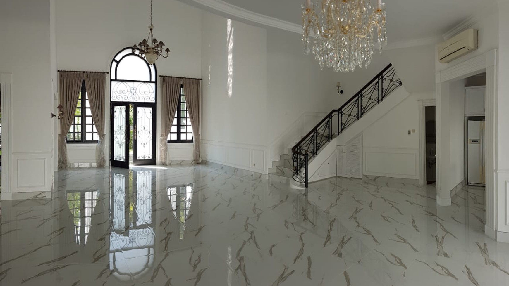 For Rent Luxury House at Pondok Indah Near To Jakarta International School.. Good Location...