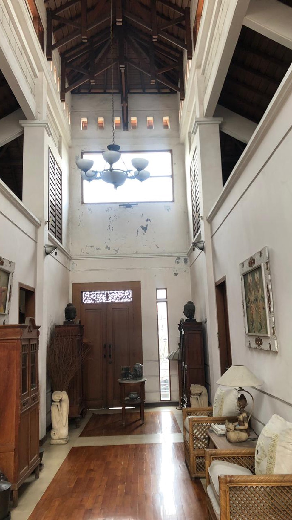 Rumah Dengan Design Klasik, Hunian Nyaman dan Asri @Camar, Bintaro