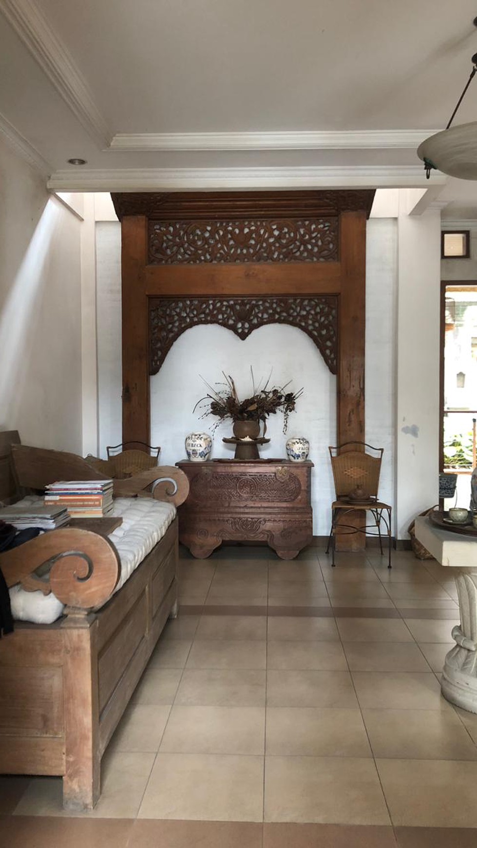 Rumah Dengan Design Klasik, Hunian Nyaman dan Asri @Camar, Bintaro