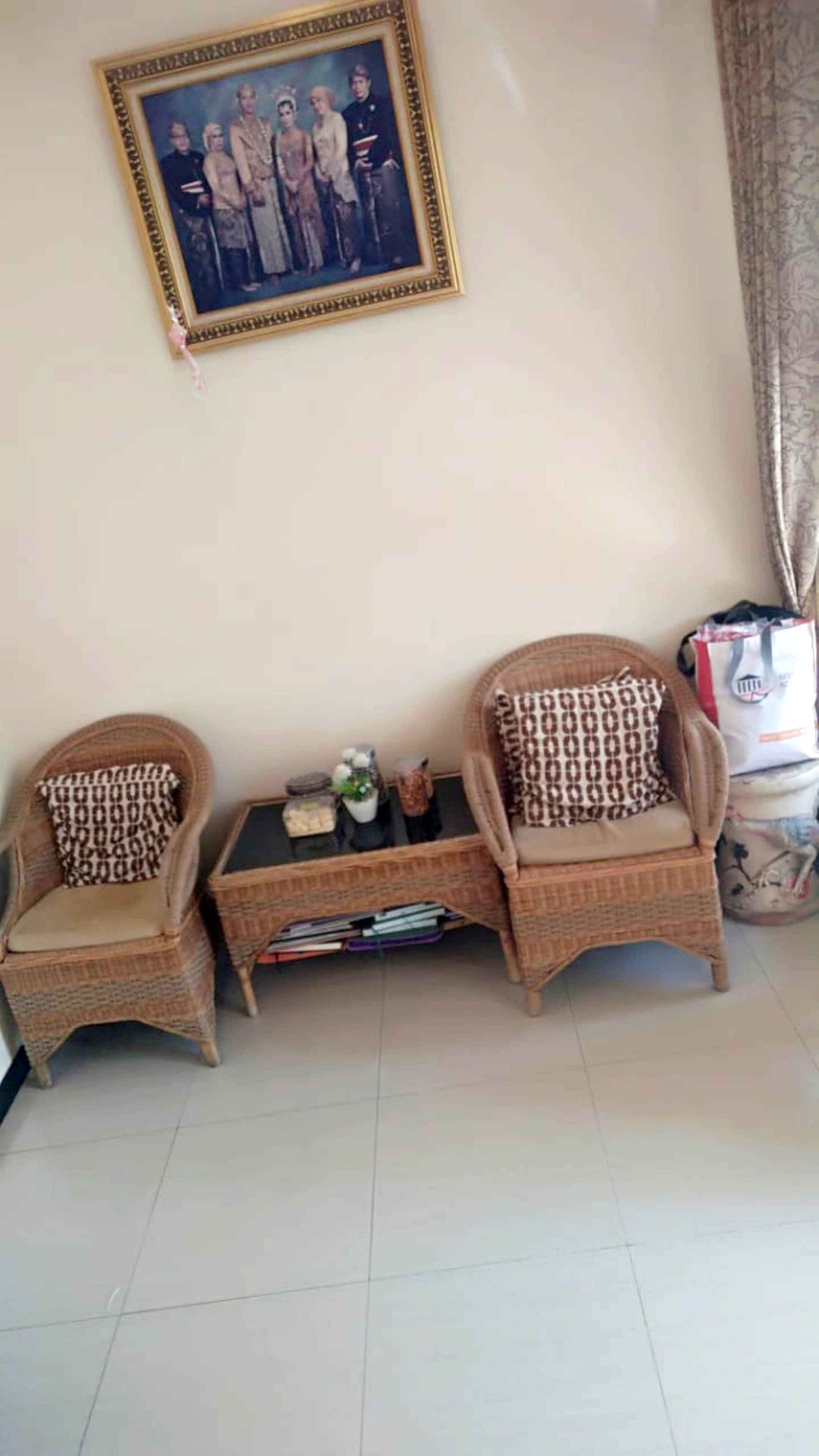 Rumah di Kutisari Indah Utara, Minimalis, Bagus, Row Jalan depan Lebar + Paving, Siap Huni