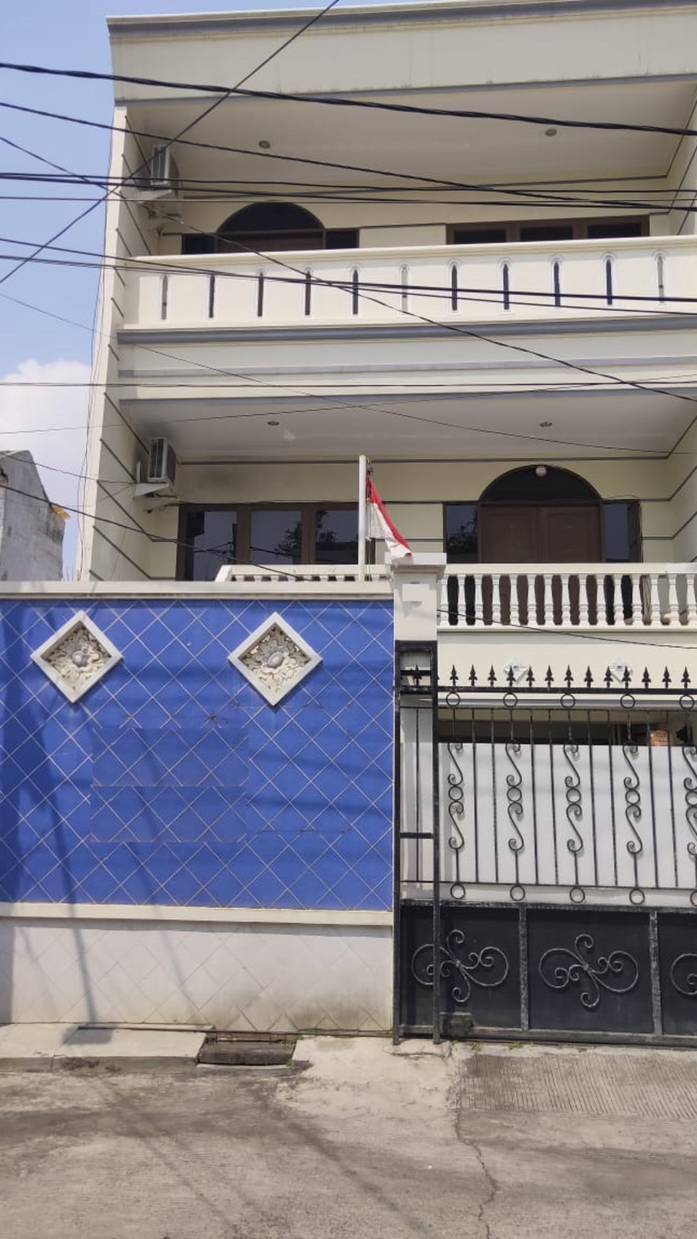 Rumah 3 Lantai ,Semi Furnished, Lokasi Strategis di Pluit Jakarta Utara