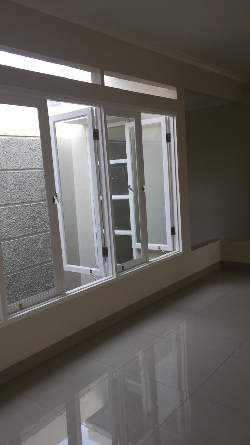 Rumah Baru Siap Huni Di Graha Raya