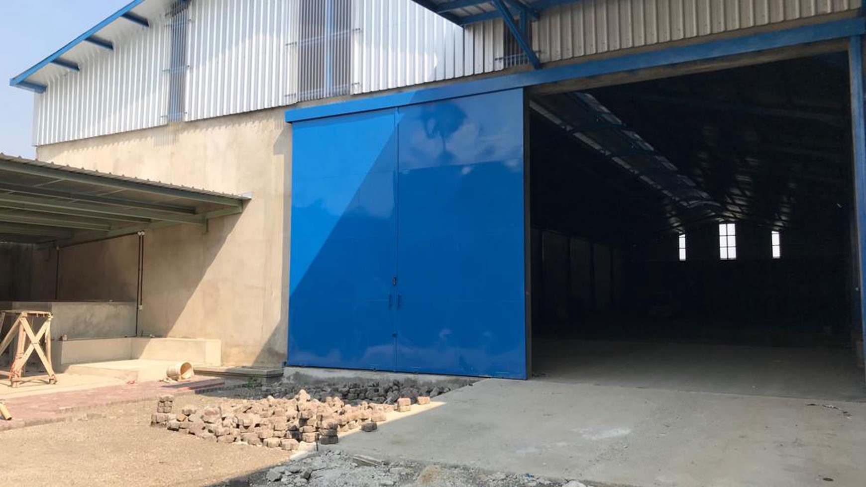 Gudang Baru siap pakai di terusan Holis Cibolerang dekat pintu toll Pasir Koja