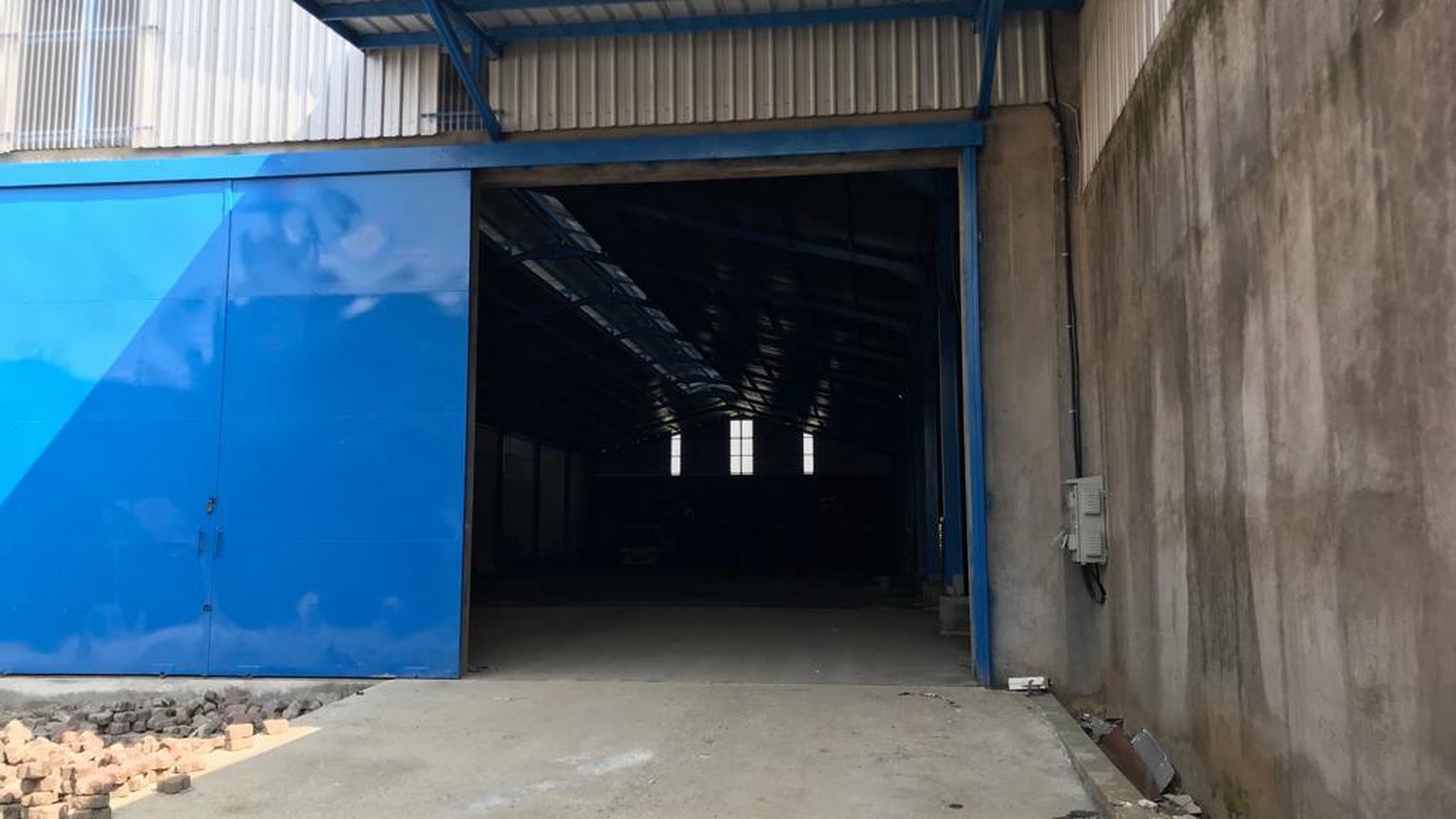 Gudang Baru siap pakai di terusan Holis Cibolerang dekat pintu toll Pasir Koja