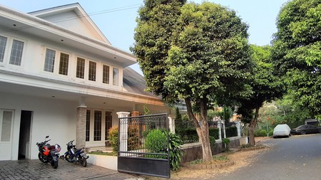 Rumah di Pondok Indah, Jakarta Selatan,  Di Hoek, Ada halaman depan dan halaman samping