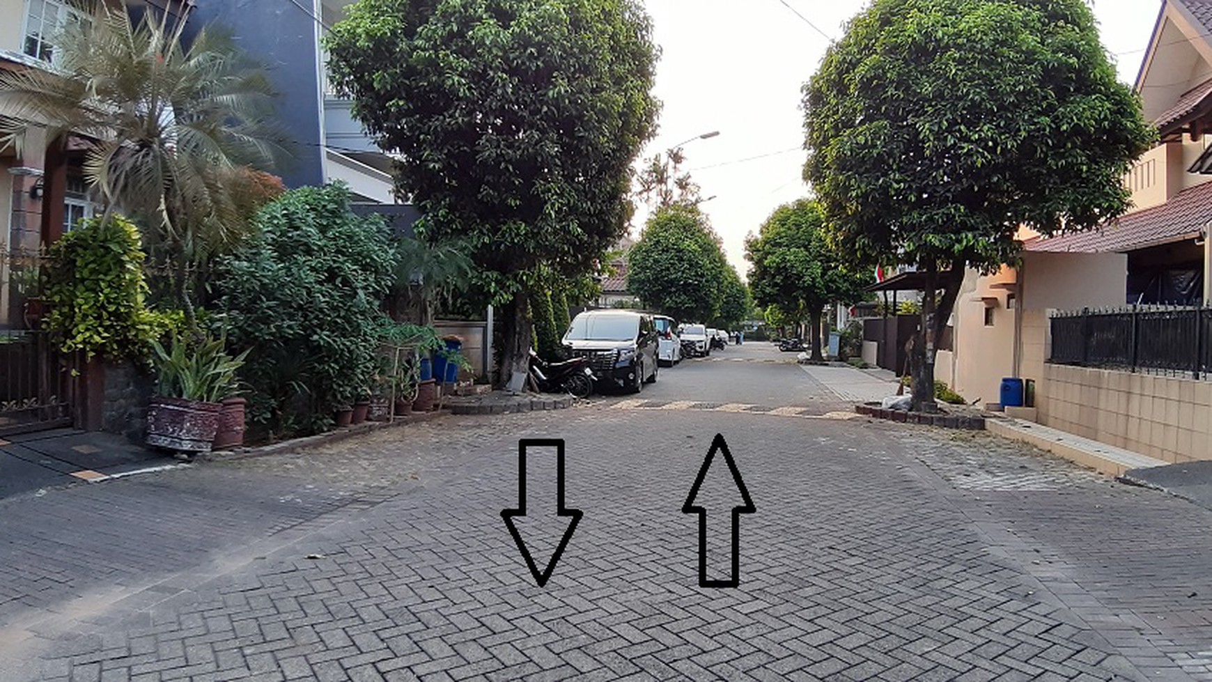 Rumah di Pondok Indah, Jakarta Selatan,  Di Hoek, Ada halaman depan dan halaman samping