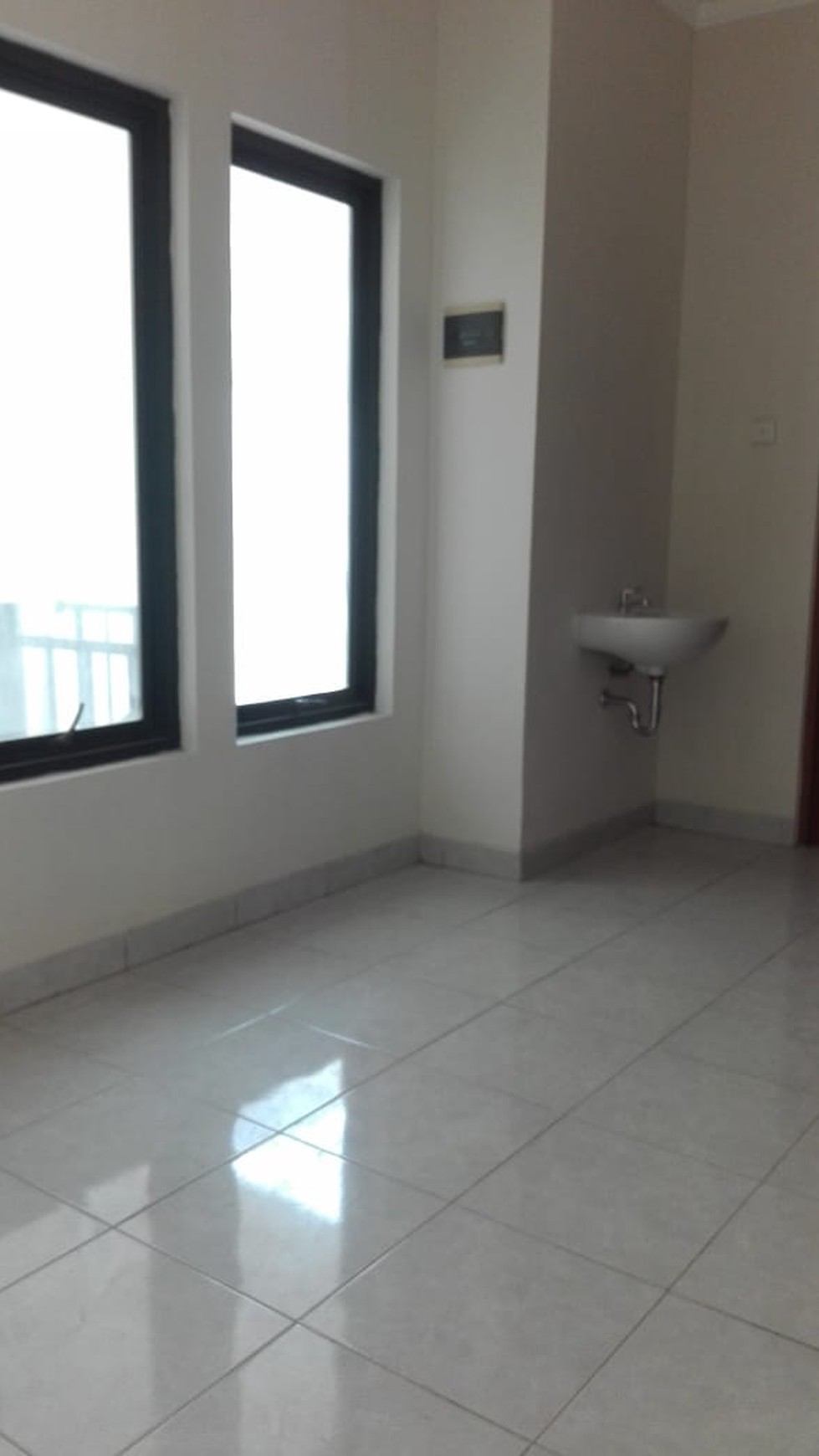 Rumah Siap Huni, Hunian Nyaman dan Asri @Emerald Terrace, Bintaro