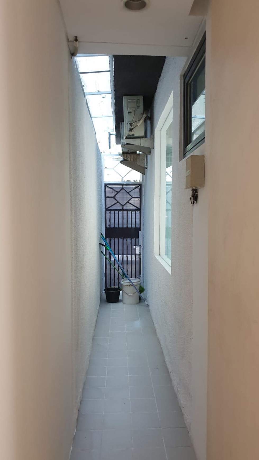 Rumah Mewah,dalam ruangan bersih di Pesanggrahan Jakarta Selatan