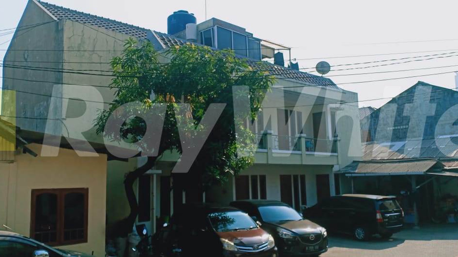 Tanah dan 4 Bangunan terdiri 2 Rumah pribadi, 2 Rumah Kos\' an Kuningan Jakarta Selatan