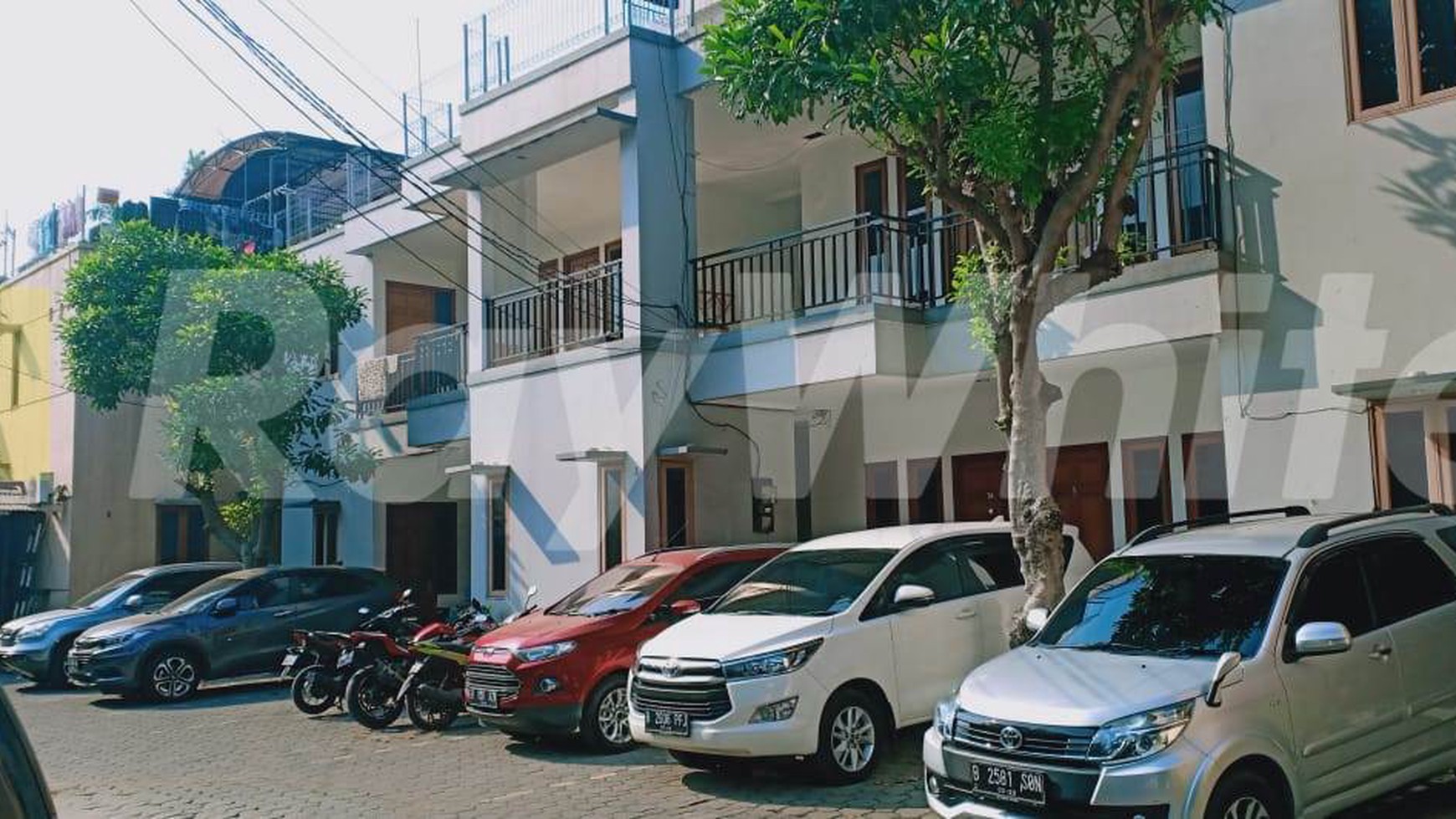 Tanah dan 4 Bangunan terdiri 2 Rumah pribadi, 2 Rumah Kos\' an Kuningan Jakarta Selatan