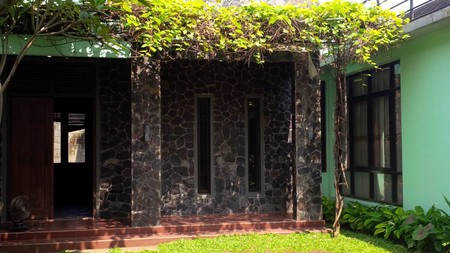 Rumah Dengan Halaman Cukup Luas Di Depok