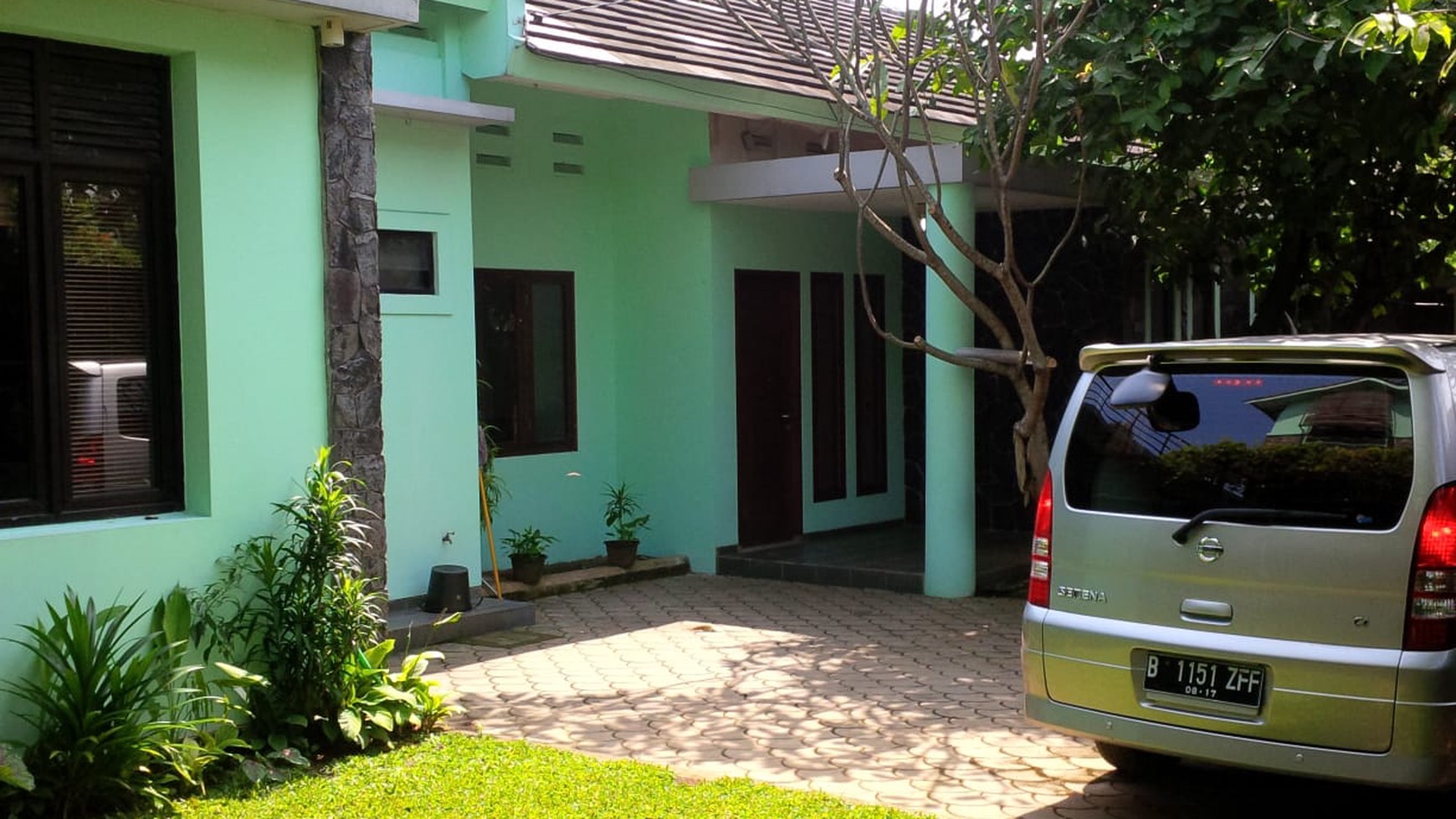 Rumah Dengan Halaman Cukup Luas Di Depok