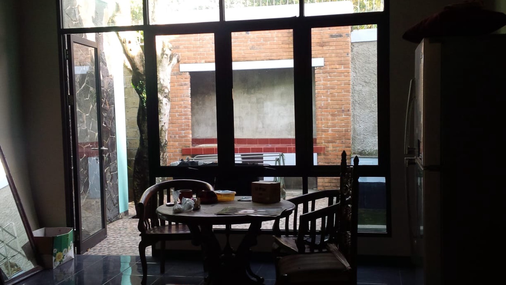 Rumah Dengan Halaman Cukup Luas Di Depok