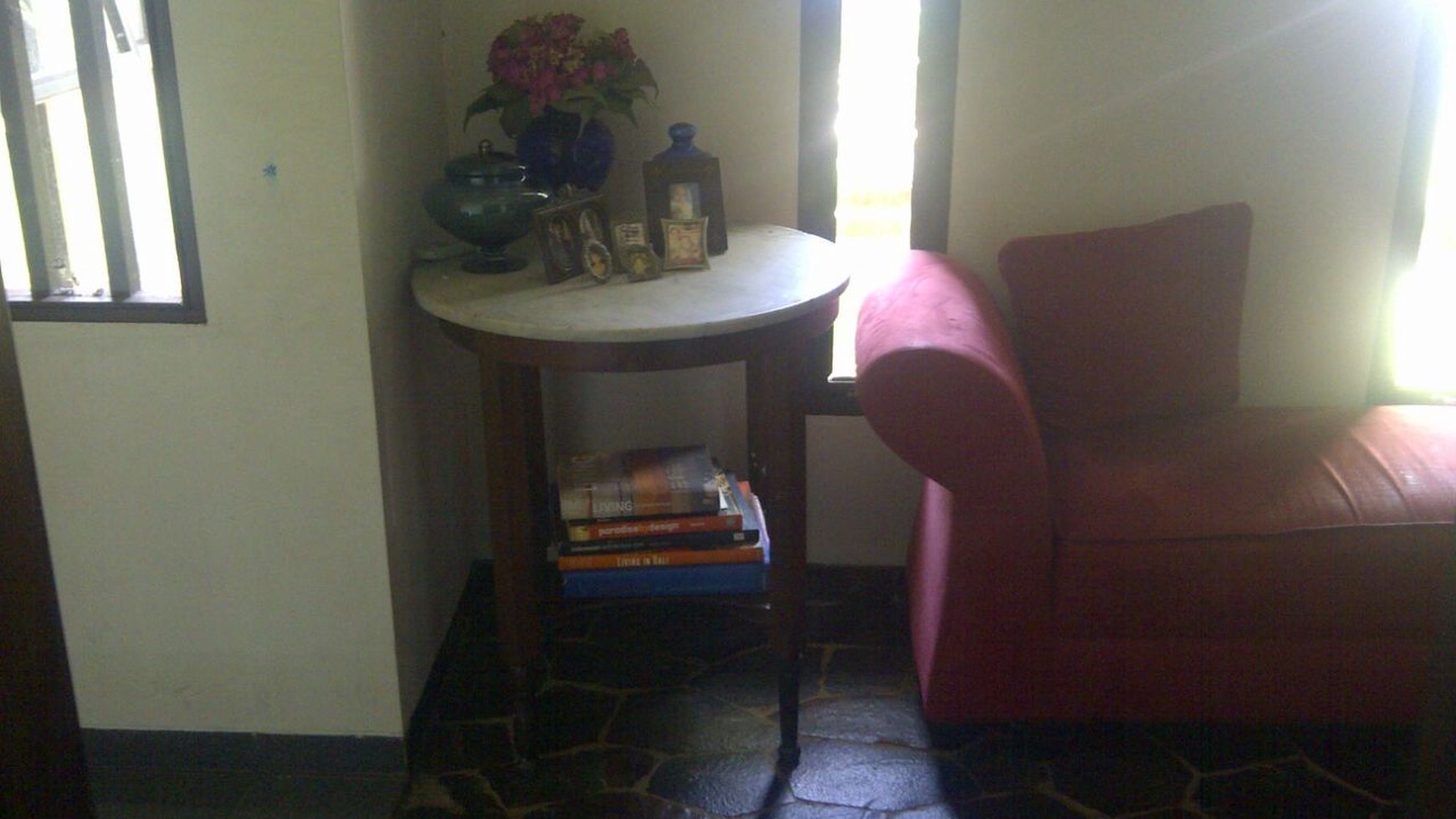 Rumah Dengan Halaman Cukup Luas Di Depok